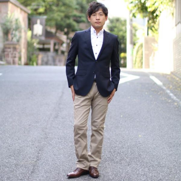 ネイビージャケット×白シャツ×ベージュチノパン×レザーシューズ